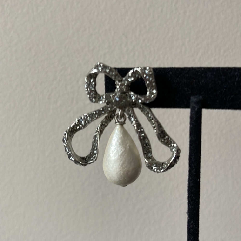 OSCAR DE LA RENTA Bow & Imitation Pearl Drop Earring